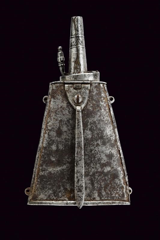 Fiasca da polvere in ferro, tecnica Brescia, altezza 19 cm