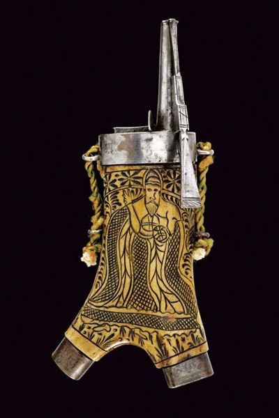 Fiasca da polvere in corno di cervo con effige di San Venceslao, Polonia, altezza 22,8 cm