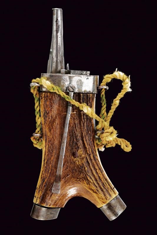 Fiasca da polvere in corno di cervo con effige di San Venceslao, Polonia, altezza 22,8 cm