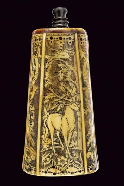 Fiasca da polvere in osso inciso, Germania, altezza 17,5 cm