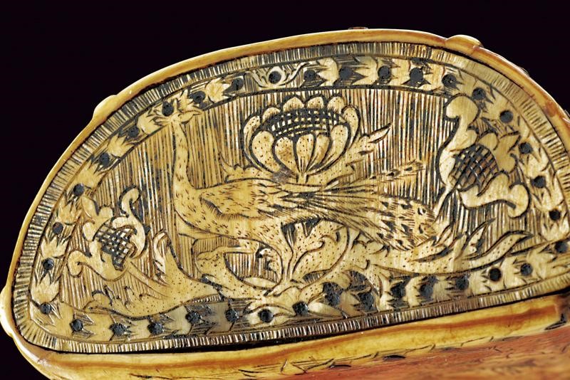 Fiasca da polvere in osso inciso, Germania, altezza 17,5 cm