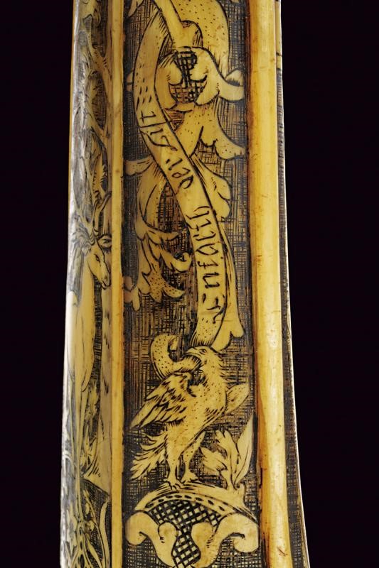 Fiasca da polvere in osso inciso, Germania, altezza 17,5 cm