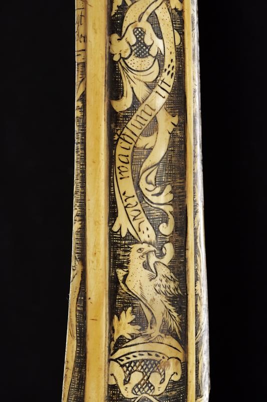 Fiasca da polvere in osso inciso, Germania, altezza 17,5 cm