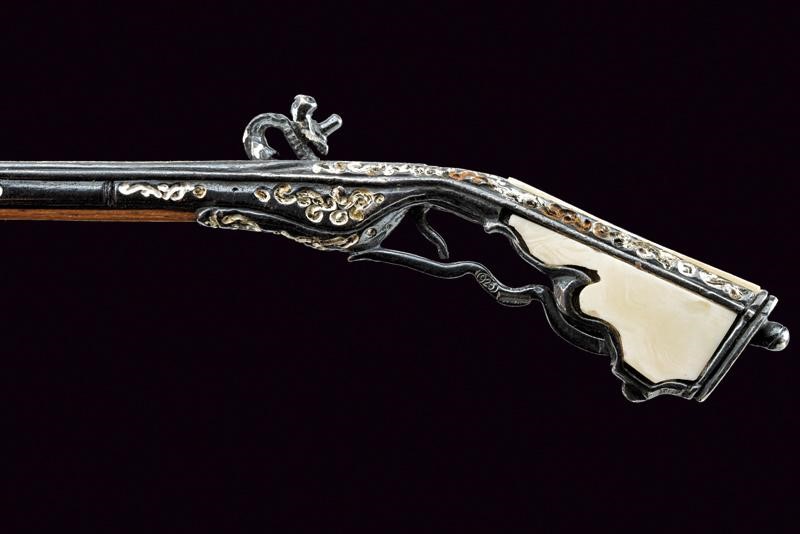 Lotto di miniature, fucile a ruota con accessori in argento brunito