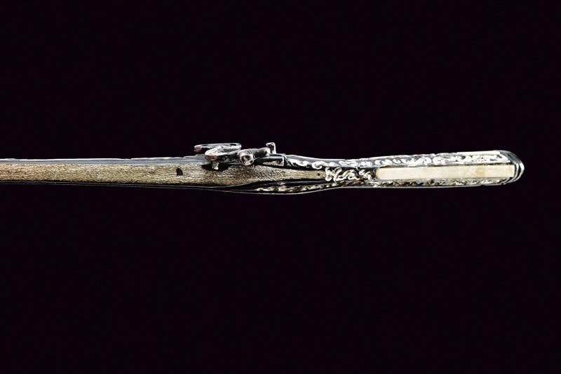 Lotto di miniature, fucile a ruota con accessori in argento brunito