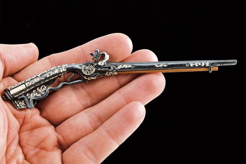 Lotto di miniature, fucile a ruota con accessori in argento brunito
