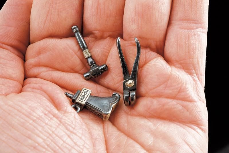 Lotto di miniature, fucile a ruota con accessori in argento brunito