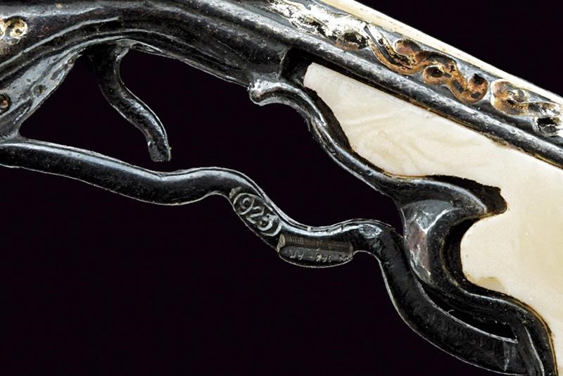 Lotto di miniature, fucile a ruota con accessori in argento brunito