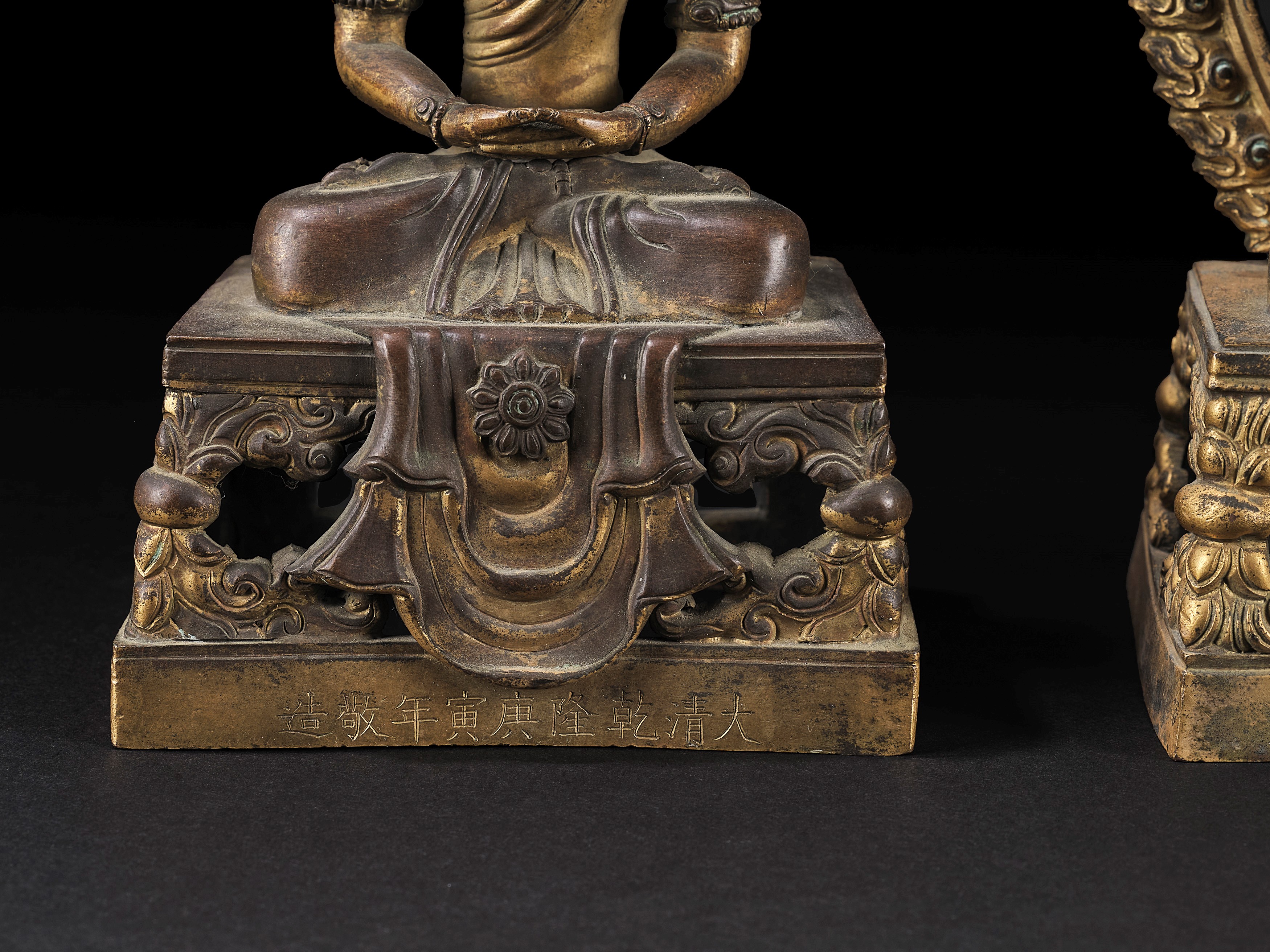 Due sculture in bronzo dorato raffiguranti Amitayus