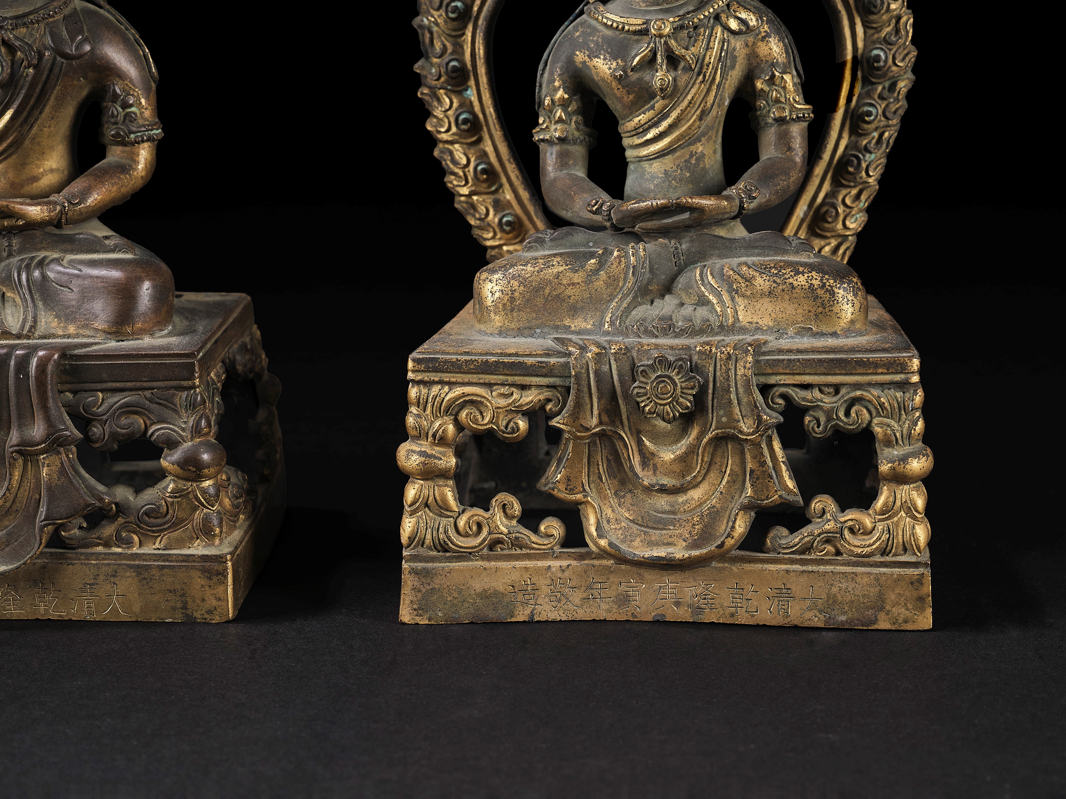 Due sculture in bronzo dorato raffiguranti Amitayus