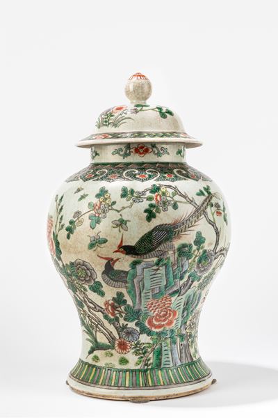 Potiche in porcellana, Cina, fine secolo XIX, decorata con volatili in paesaggio floreale