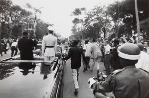 Leopoldville, King Baudouin of Belgium disarmed by a Congolese, June 30 1960
