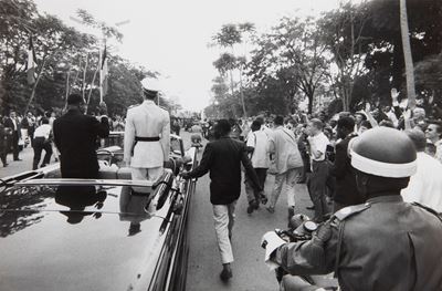 Leopoldville: il re Baudouin del Belgio disarmato da un congolese, 1960, Stampa a gelatina ai sal...