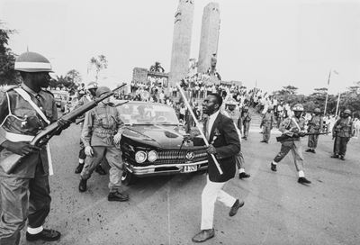 Leopoldville, King Baudouin of Belgium disarmed by a Congolese, stampa gelatina ai sali d’argento