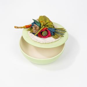 Porta bon bon in ceramica con coperchio decorato con composizione floreale in panno