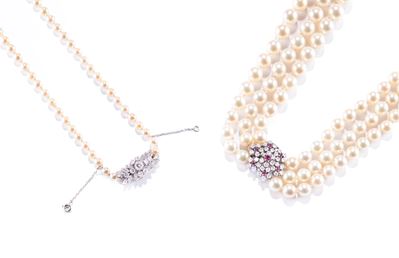 Due collane con perle, oro bianco 18k, diamanti e rubini