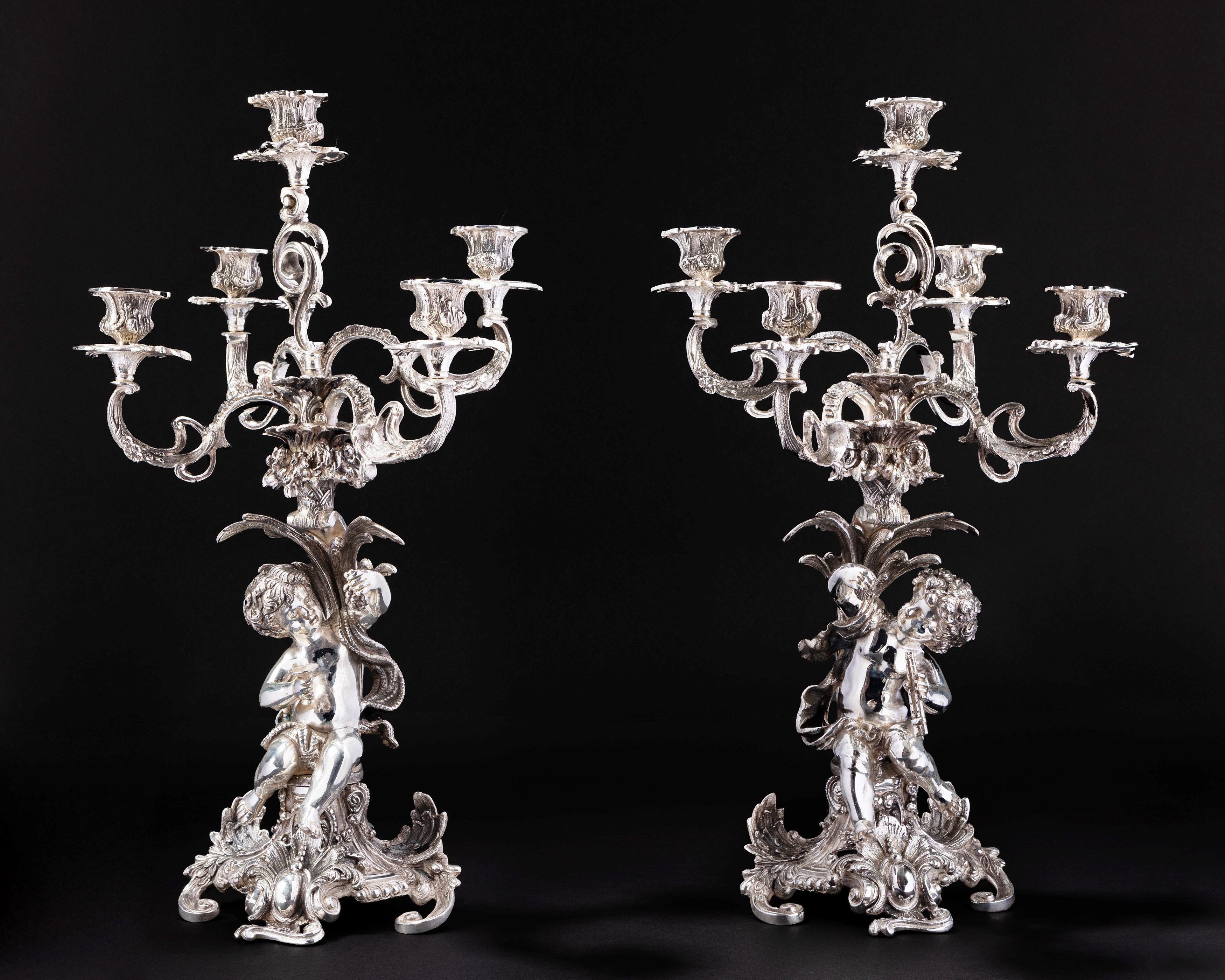 Importante coppia di candelabri con putti