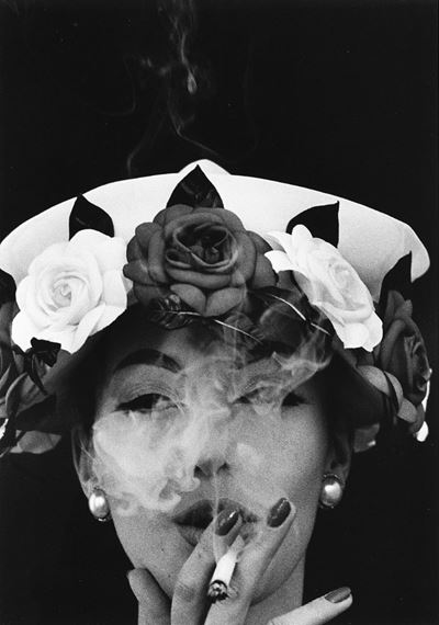 Hat + 5 Roses, Paris - Stampa alla gelatina ai sali d'argento, 1956