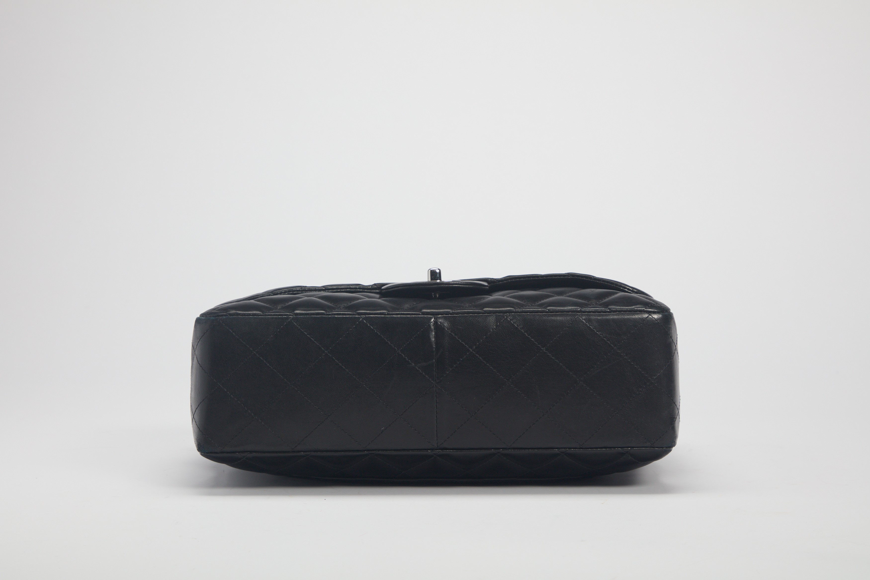 Chanel - Borsa Jumbo in pelle matelassé nera, con tracolla a catena, 2009