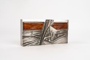 Scatola in fusione di bronzo modellata a rilievo con smalti, secolo XX