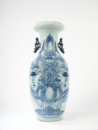 Vaso Biansato a Fondo Celadon in Porcellana Bianco e Blu