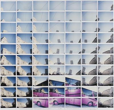 Ondosa Diaz: piazza autobus colorato, 70 polaroid montate su compensato