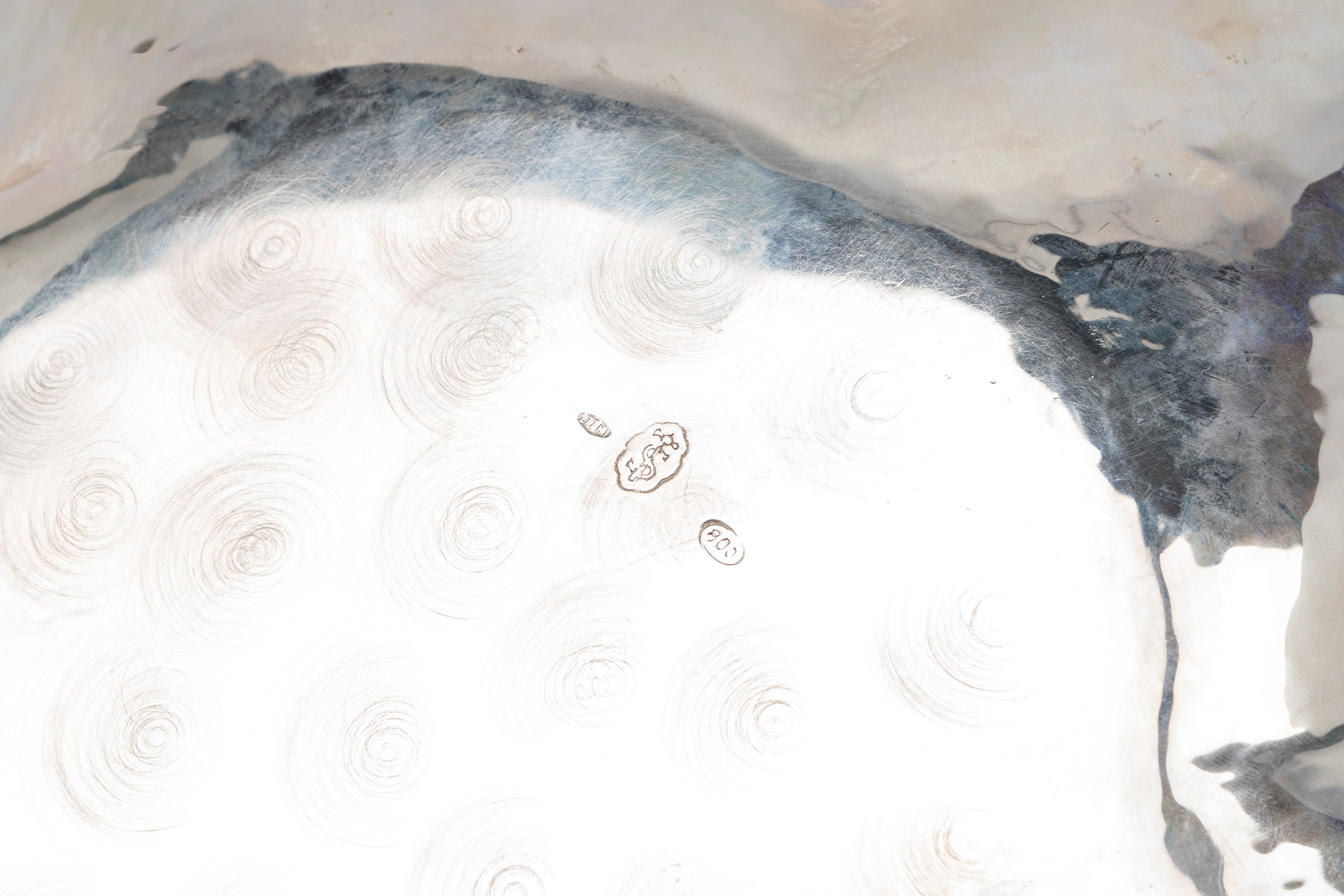 Dodici piatti e due ciotole con paste vitree colorate