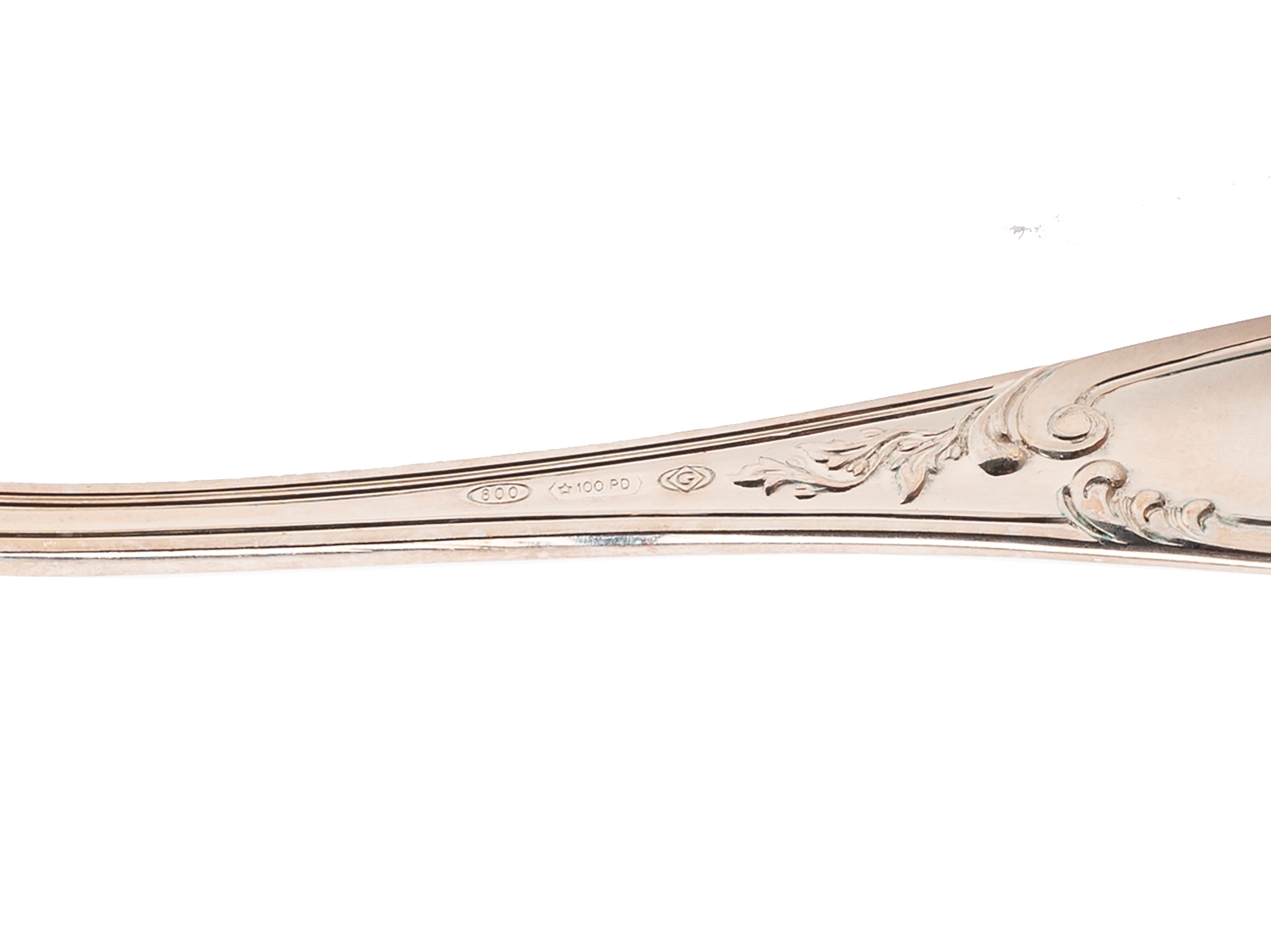 Trentotto cucchiaini di servizi diversi