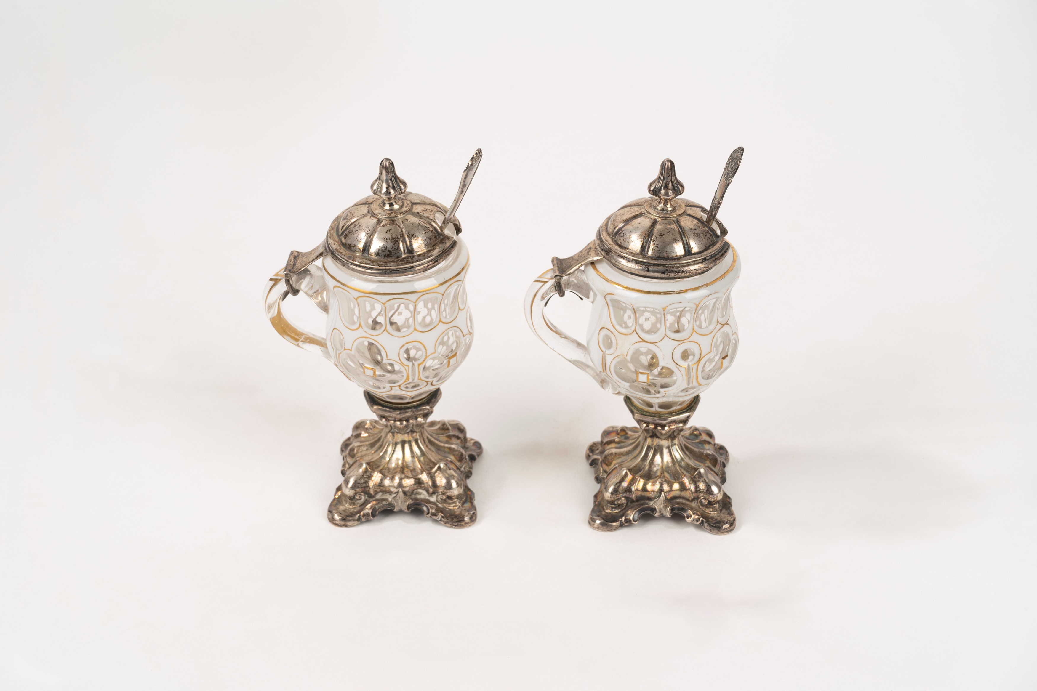 Coppia di salsiere in cristallo bianco di Boemia e argento, fine secolo XIX - inizi secolo XX