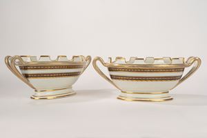 Coppia di rinfrescatoi in porcellana bianca con decori in blu e oro, inizi secolo XIX