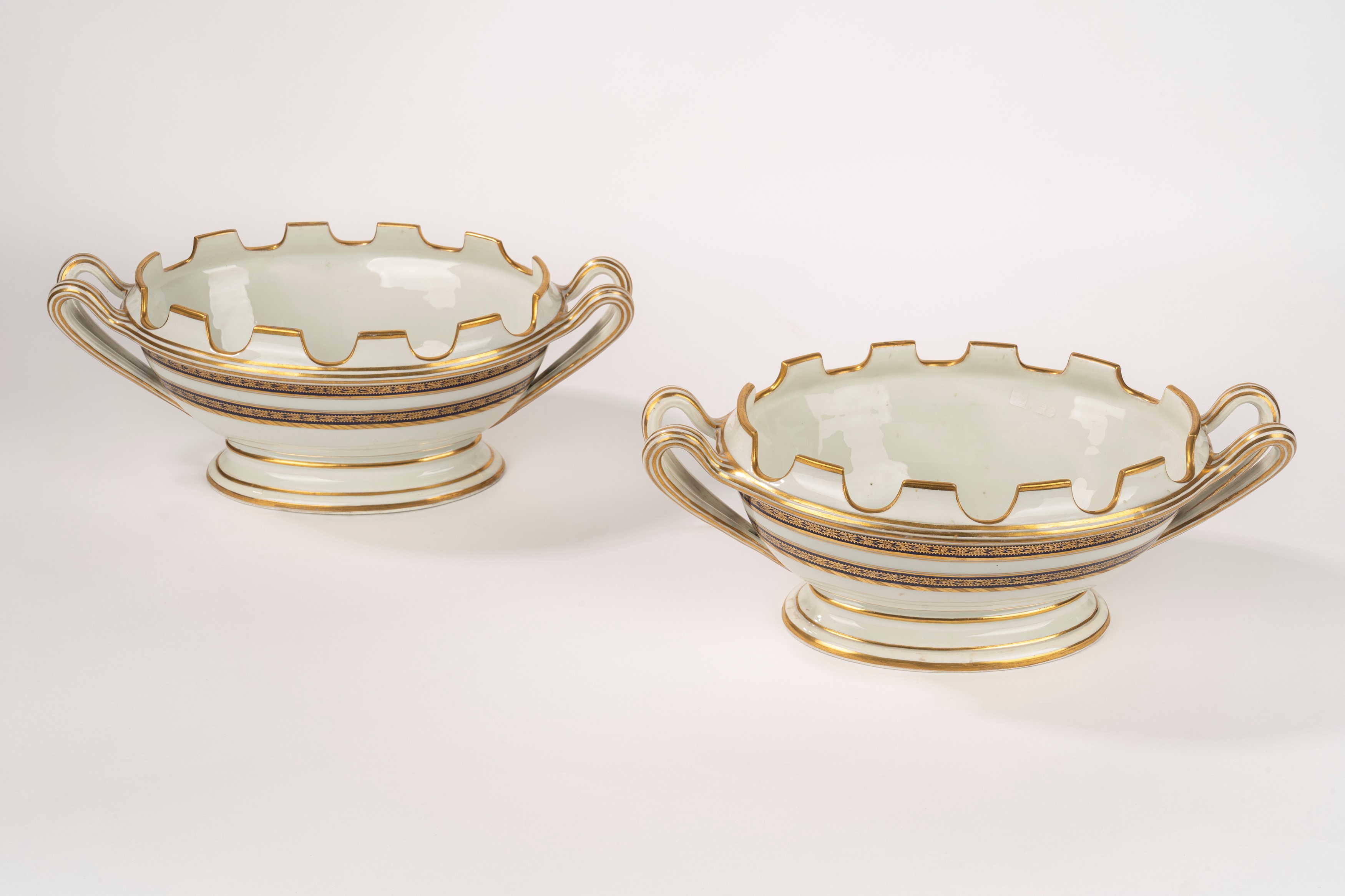 Coppia di Rinfrescatoi in Porcellana Bianca con Decori in Blu e Oro, Inizi Secolo XIX