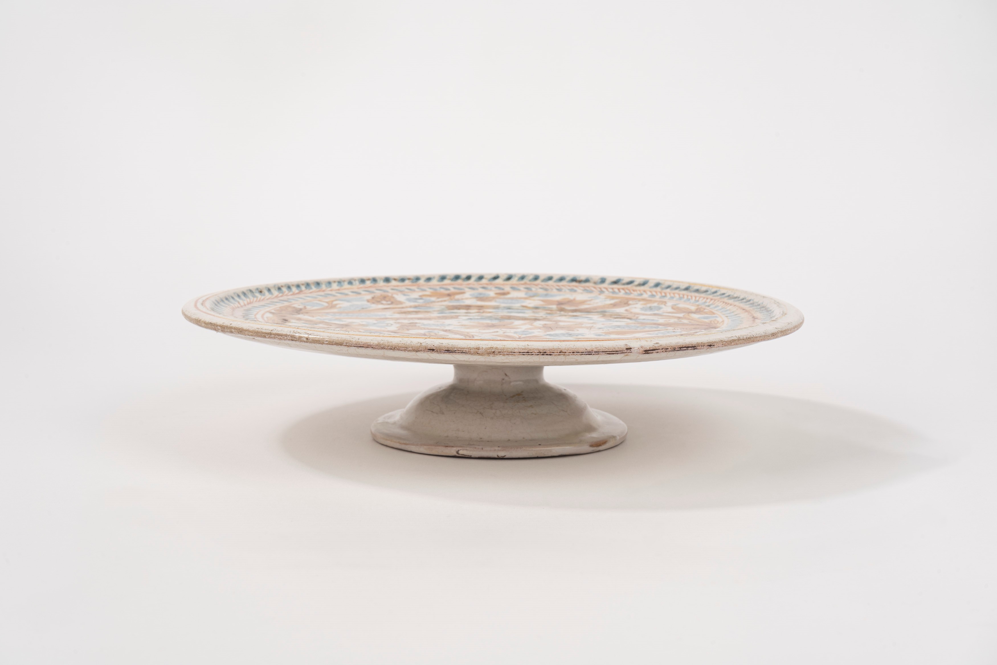 Alzata in maiolica, Deruta secolo XVII