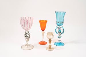 Lotto di quattro bicchieri in vetro di Murano, inizi secolo XX