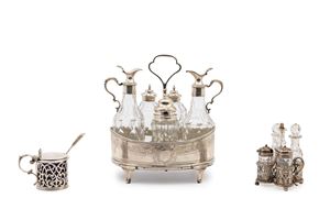 Due cruet e una mostardiera con cucchiaino