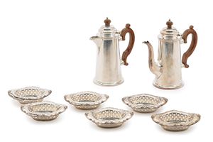 Teiera, caffettiera e sei cestini