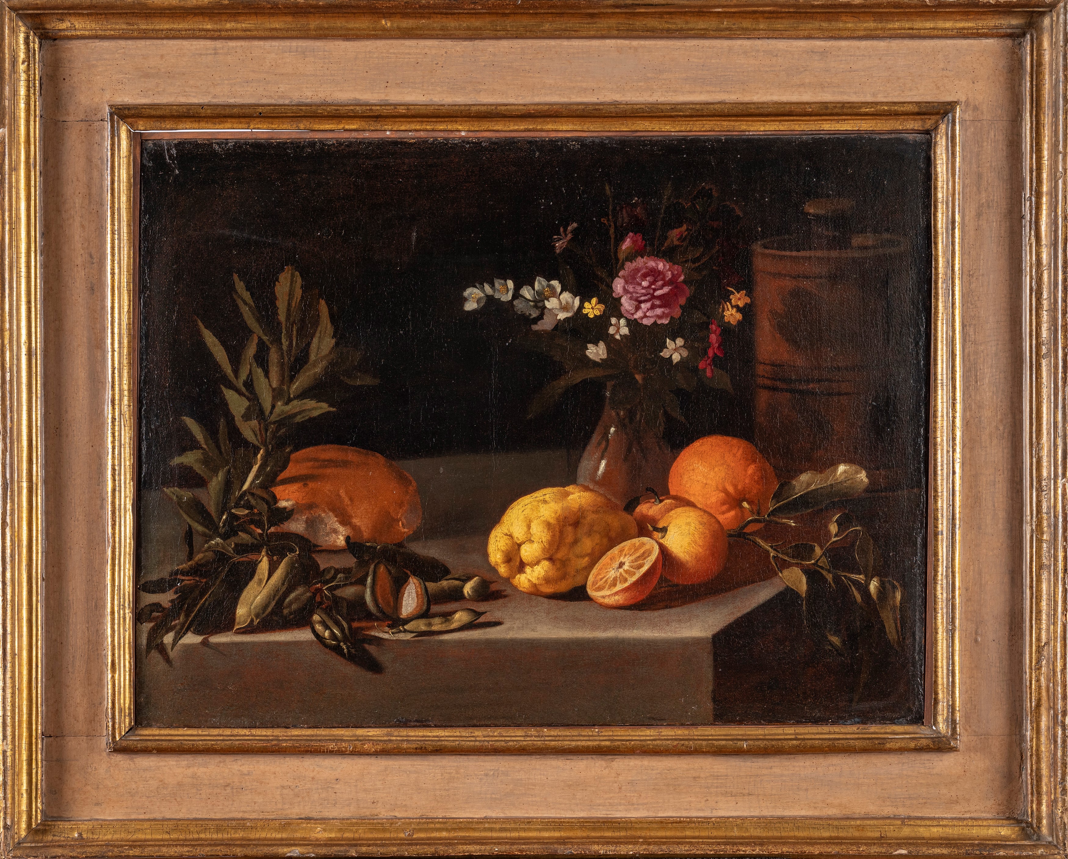 Agrumi, vaso di fiori, legumi e pagnotta su un piano