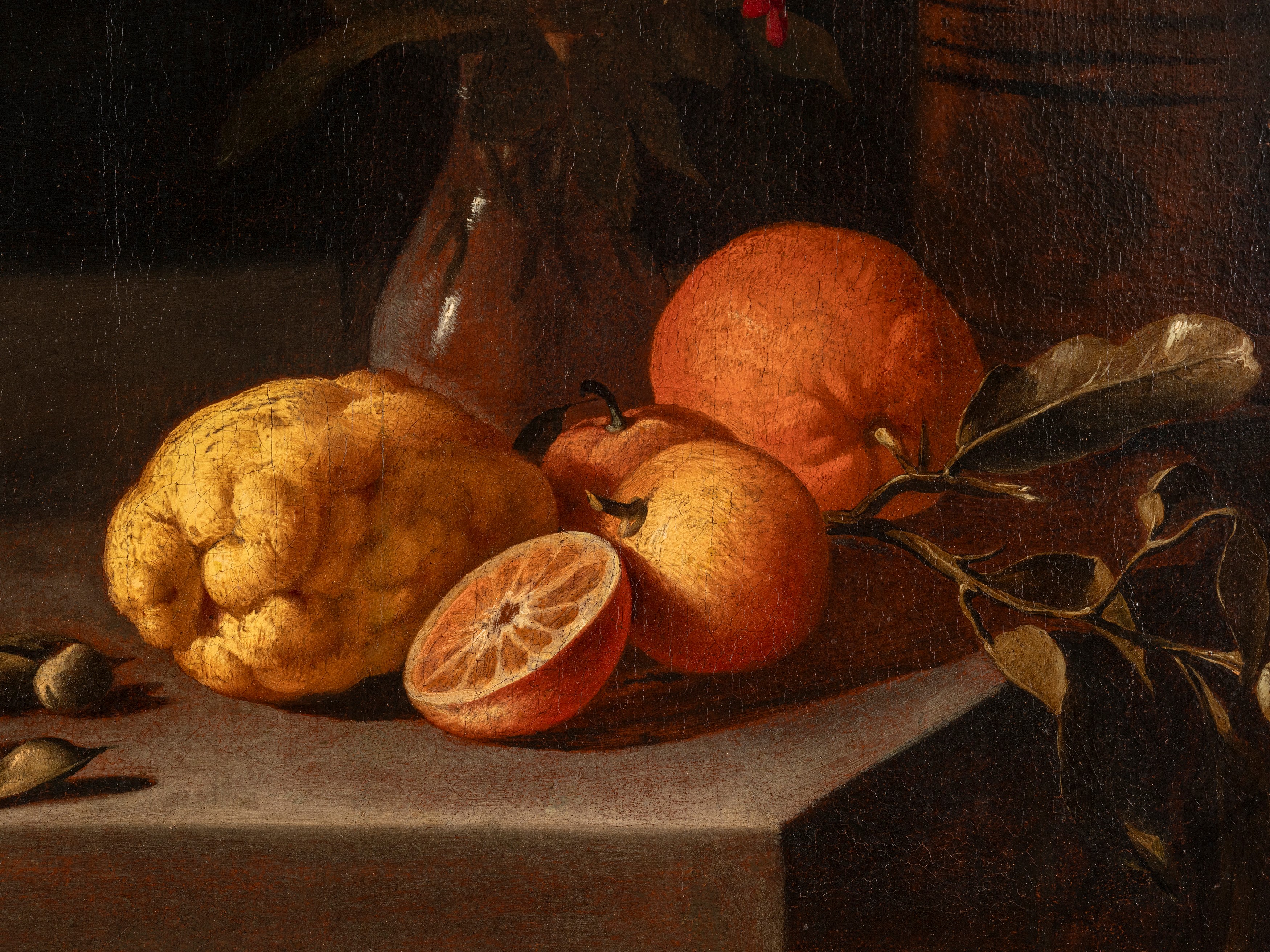 Agrumi, vaso di fiori, legumi e pagnotta su un piano