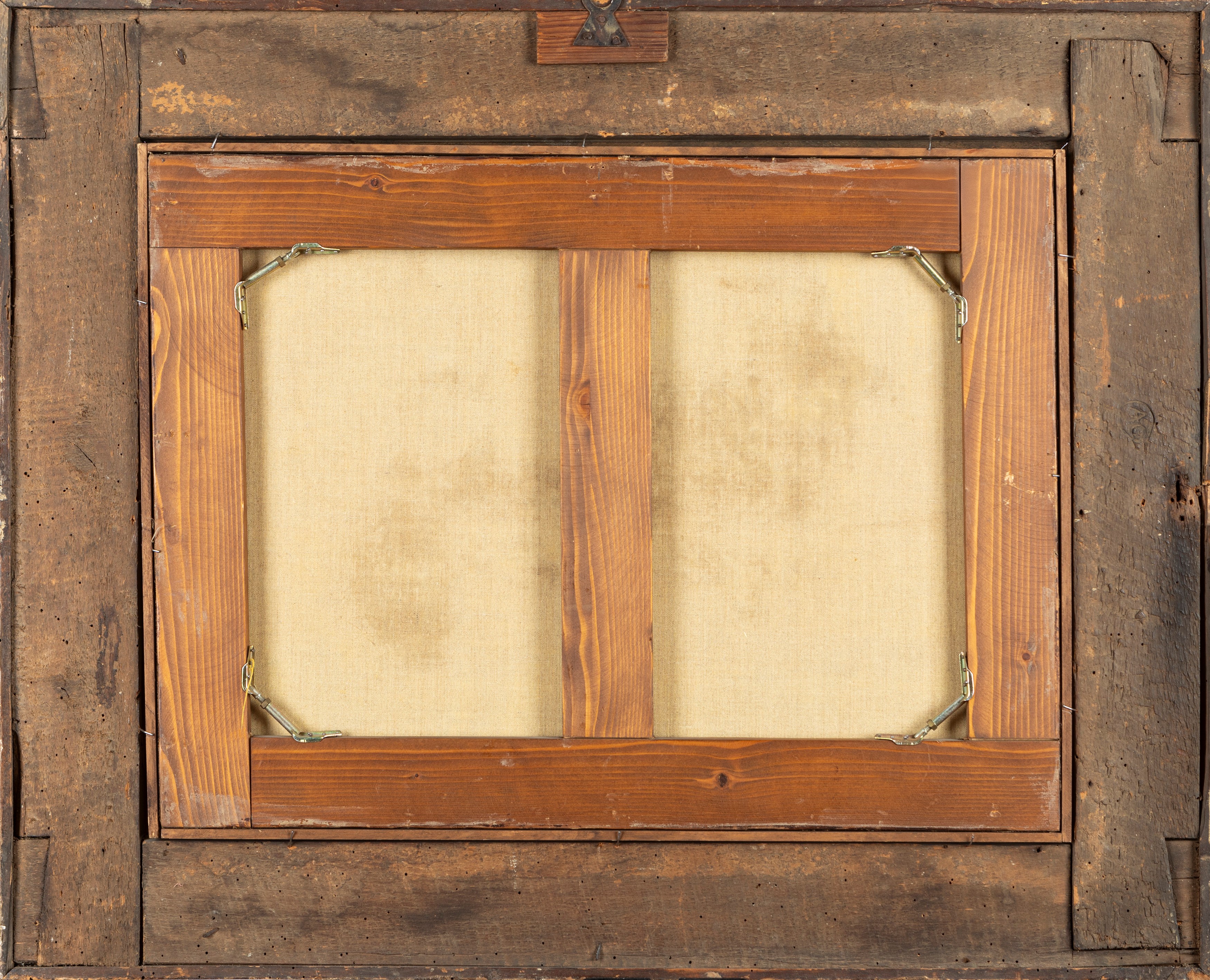 Agrumi, vaso di fiori, legumi e pagnotta su un piano