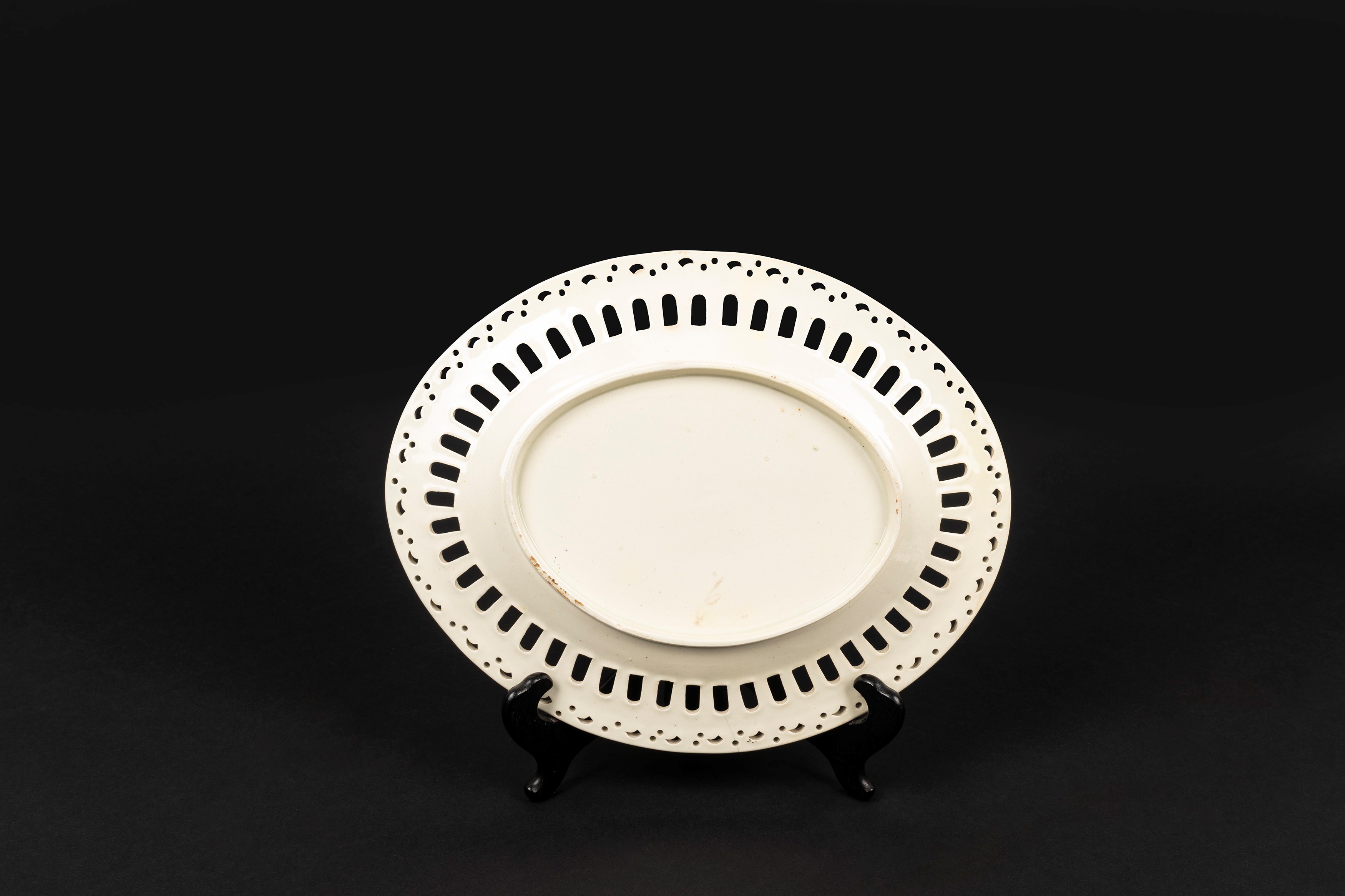 Un centrotavola e tre piatti ovali in terraglia bianca, Napoli inizi secolo XIX