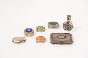 Lotto composto da sei portapillole e un'ampolla, secolo XX