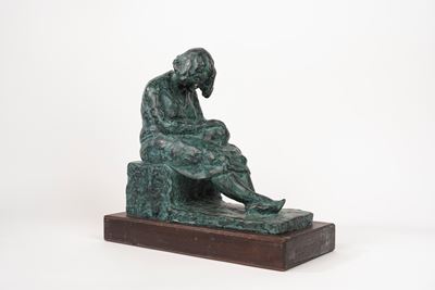 Donna che lavora a un cappello di paglia, multiplo in bronzo patina verde, es. 3/75