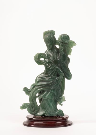 Guanyin in Pietra Dura Verde, Cina Secolo XX