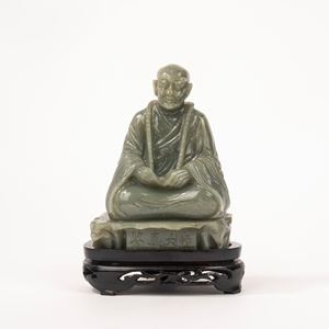  - Scultura in pietra dura verde raffigurante Luohan, Cina secolo XX
