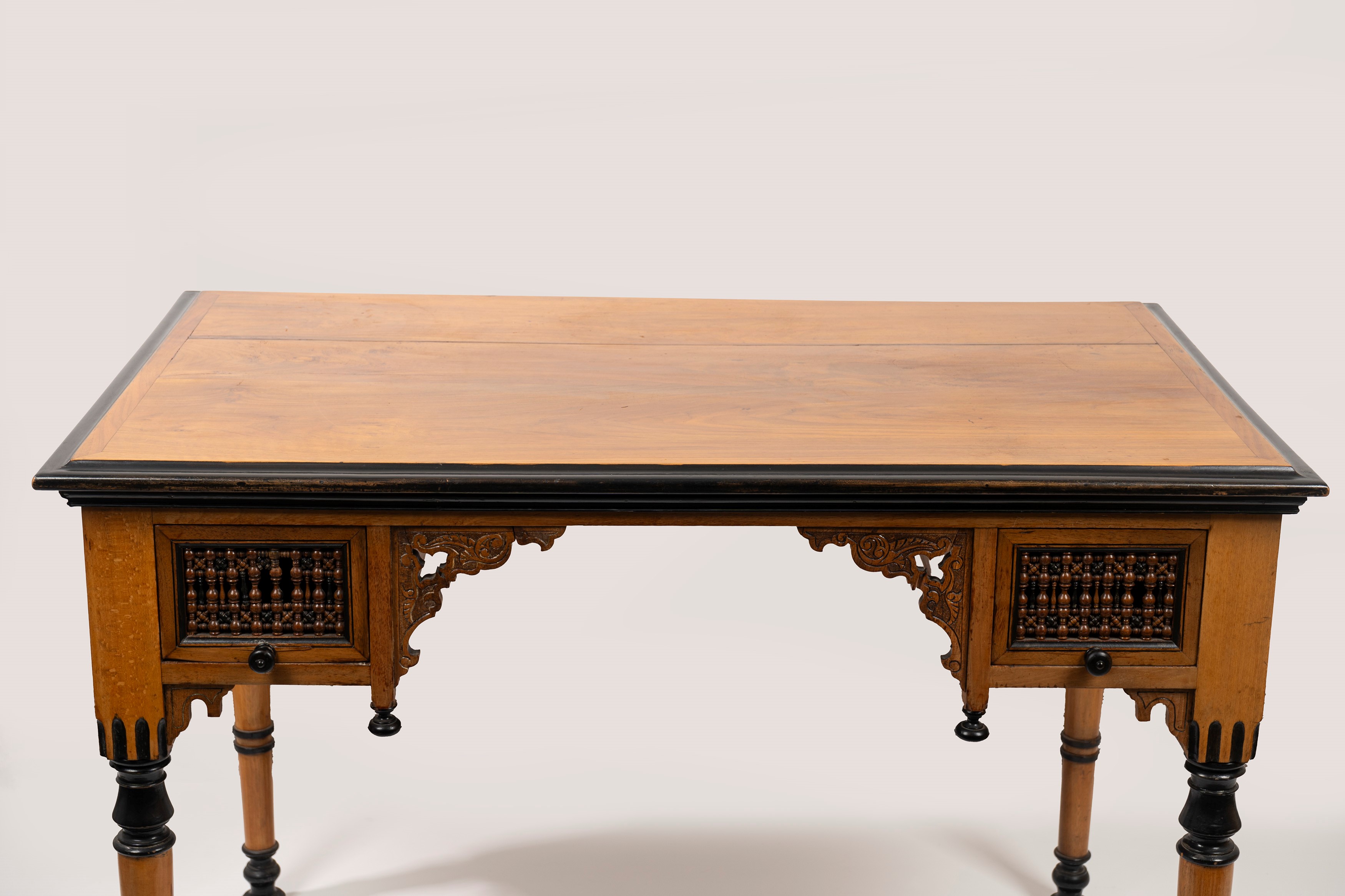 Scrivania di gusto eclettico, secoli XIX-XX