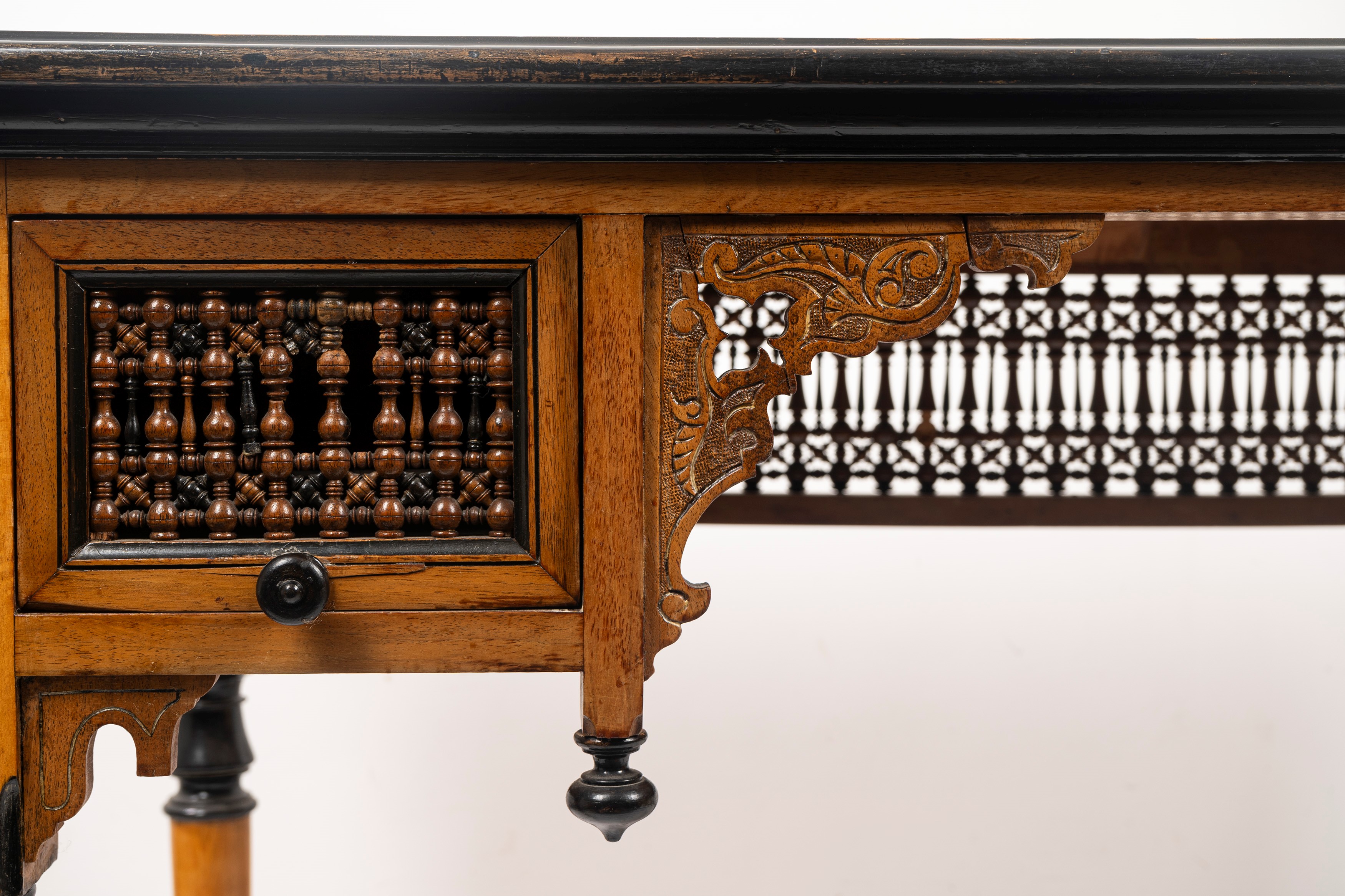 Scrivania di gusto eclettico, secoli XIX-XX