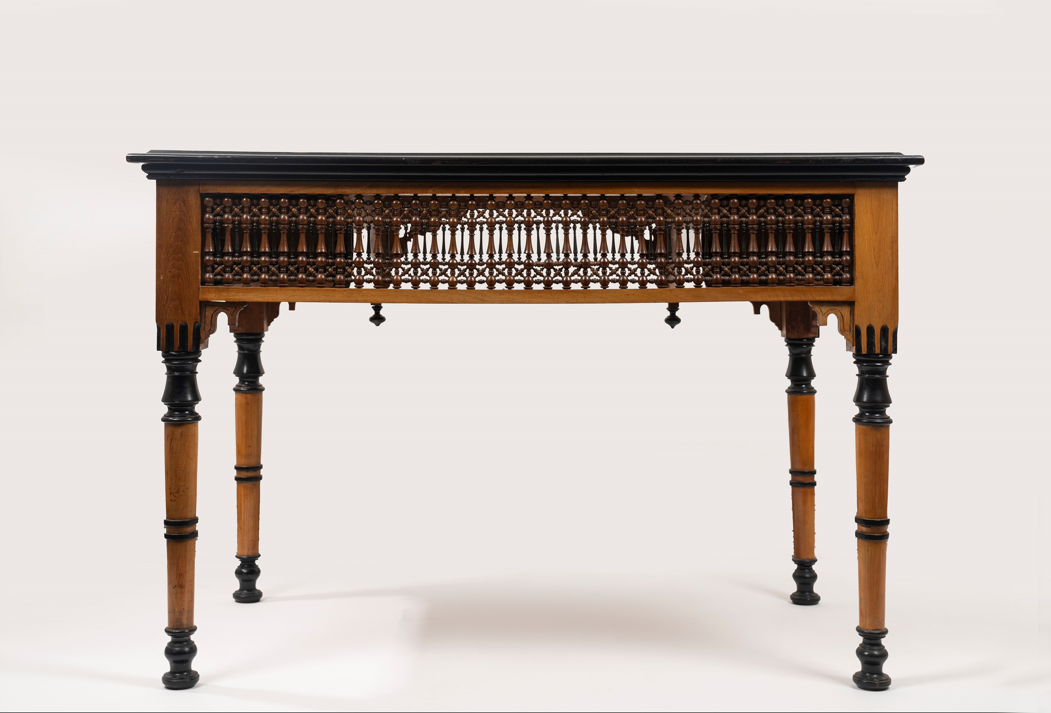 Scrivania di gusto eclettico, secoli XIX-XX