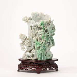 Grande vaso in giadeite raffigurante tronco d'albero con gatti e uccellini, Cina secolo XX