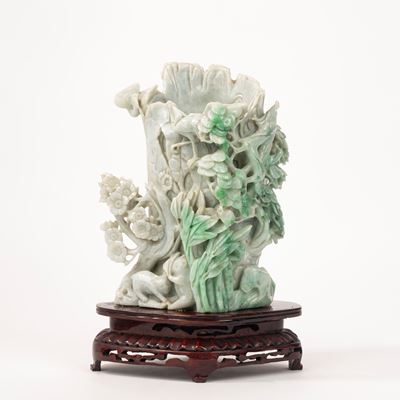 Grande Vaso in Giadeite Raffigurante Tronco D'albero con Gatti e Uccellini, Cina Secolo XX