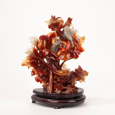 Gruppo Scultoreo in Corniola Raffigurante Lilium con Uccellini, Cina Secolo XX