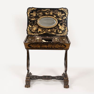 Tavolino da Lavoro in Lacca Decorato a Chinoiserie, Secolo XIX